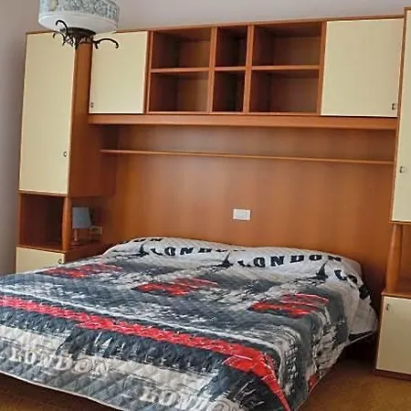 Hotel Comfortable And Large Flat In A Quiet Location By Beahost 4*